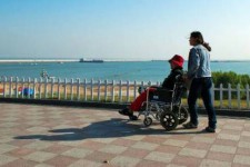 遂宁八旬老人推轮椅带老伴游中国(为了方便推轮椅带老伴出门)